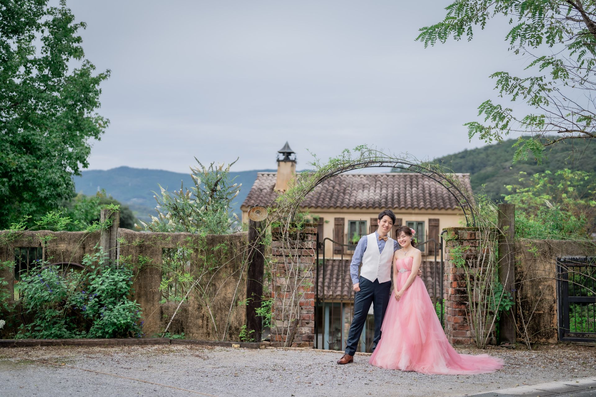 【火曜・水曜・木曜限定】『貸切カラードレス撮影会』を開催　ソロで66,000円　おふたりで88,000円　